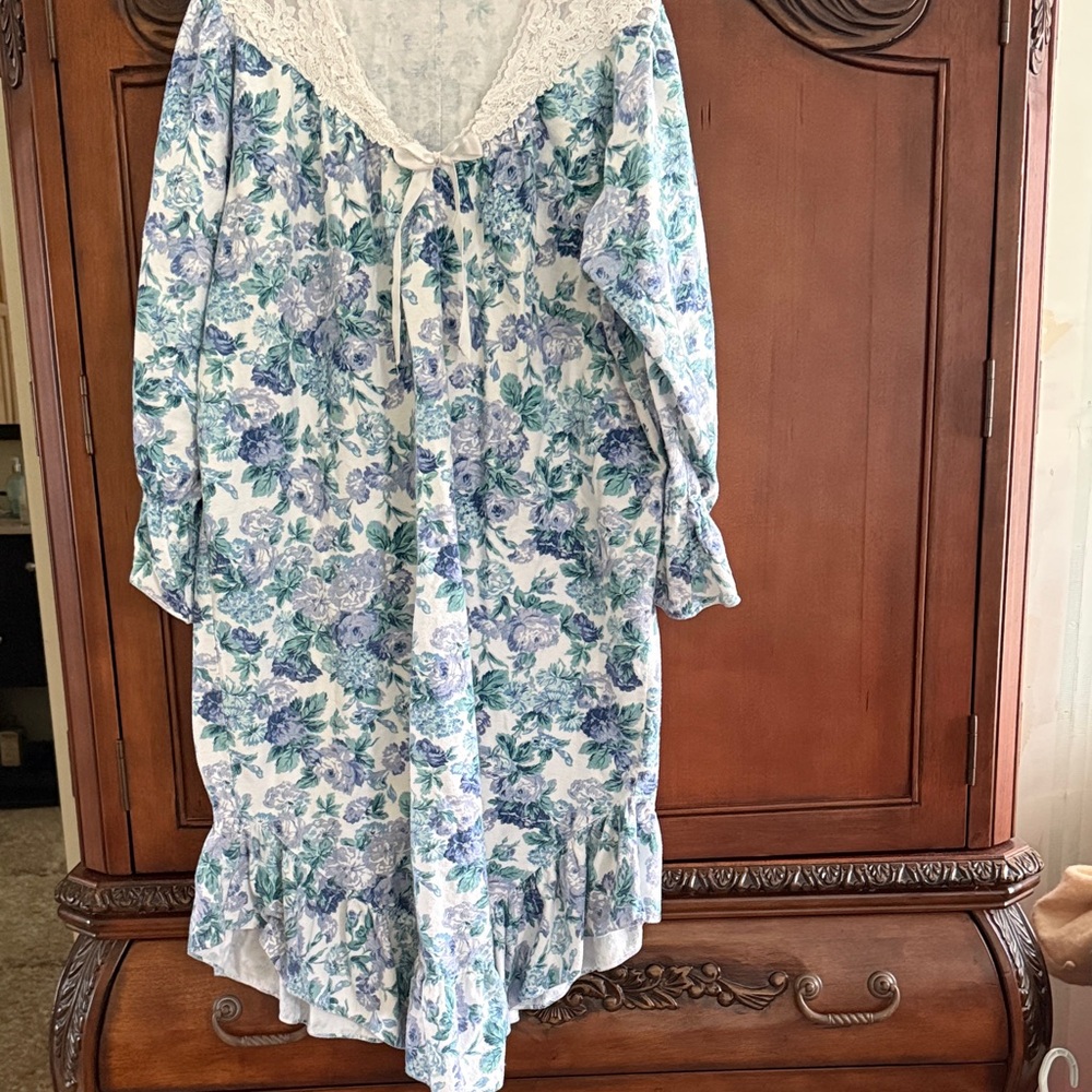 VINTAGE Ladies Cotton Flannel Nightgown
